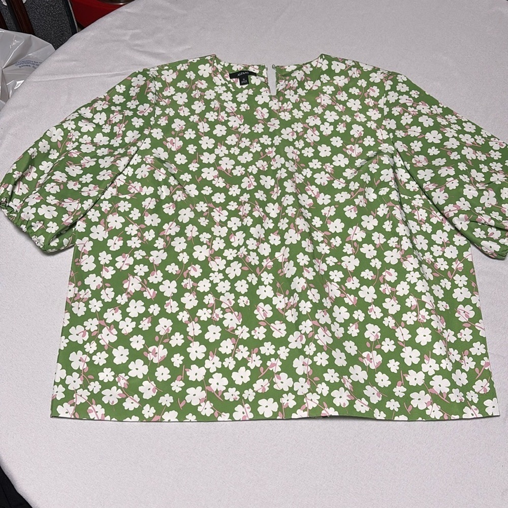 ALFANI Women’s Top, Excellent Condition. Size XL.